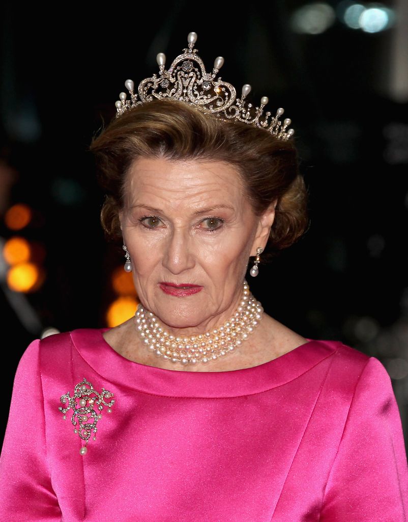 La reina Sonia junto a la la Tiara de perlas de la reina Maud, en una imagen de archivo