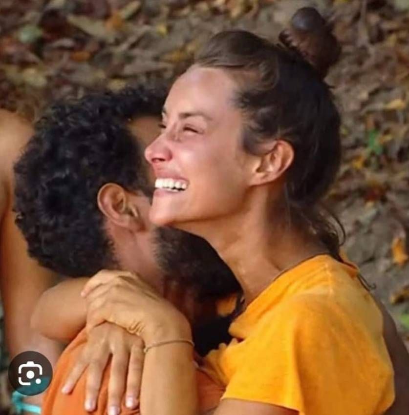 Asraf y Adara abrazo