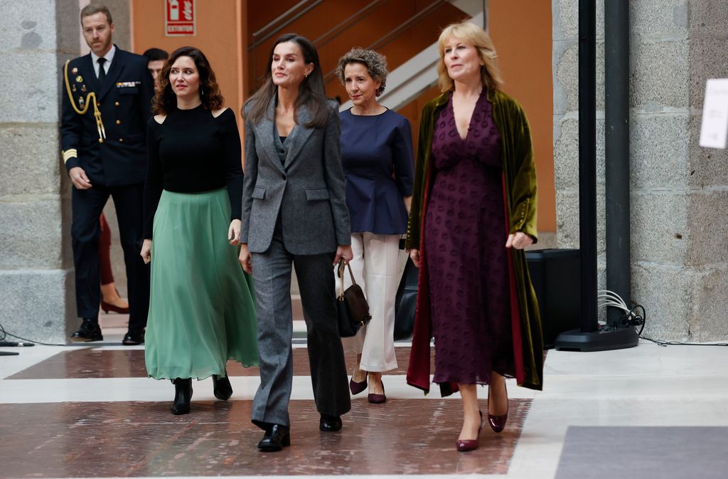 Plano entero de la reina Letizia en Madrid con traje gris