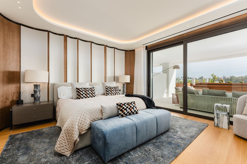Dormitorio con pared de madera