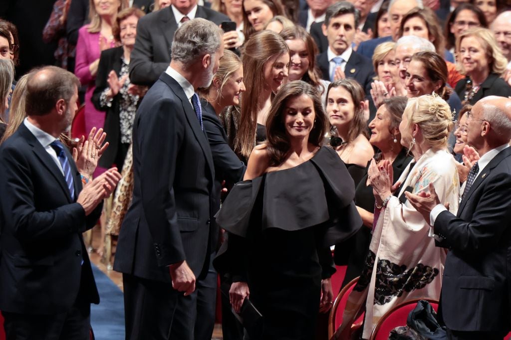 Familia real saludando a Paloma Rocasolano a la entrada a la ceremonia de los Premios Princesa de Asturias
