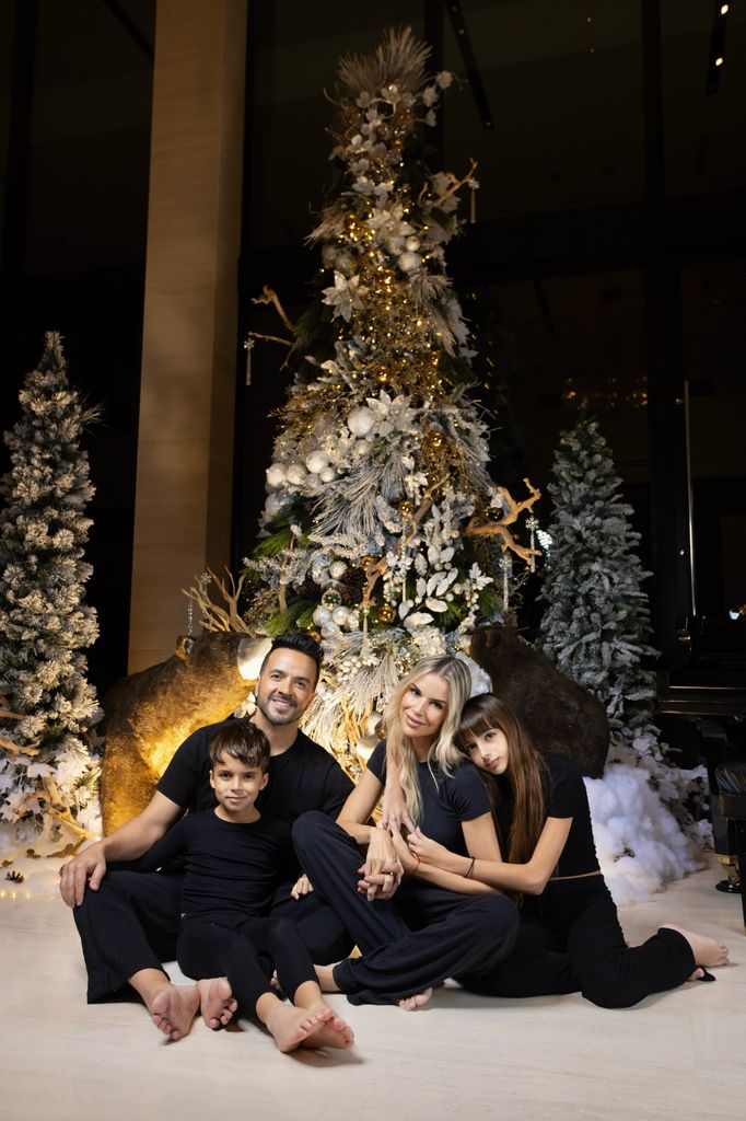 Agueda Lopez y Luis Fonsi felicitan a sus hijos