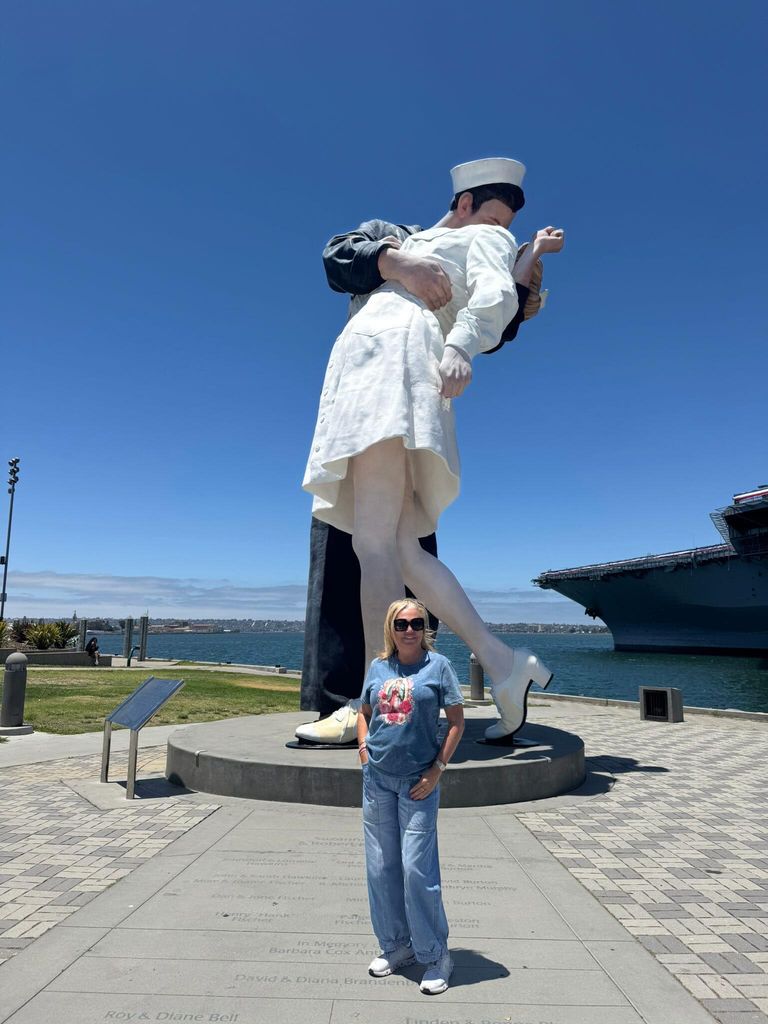 En la estatua 'Unconditional Surrender'