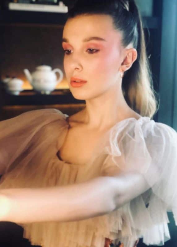 Millie Bobby Brown con cola de caballo rubia y larga 