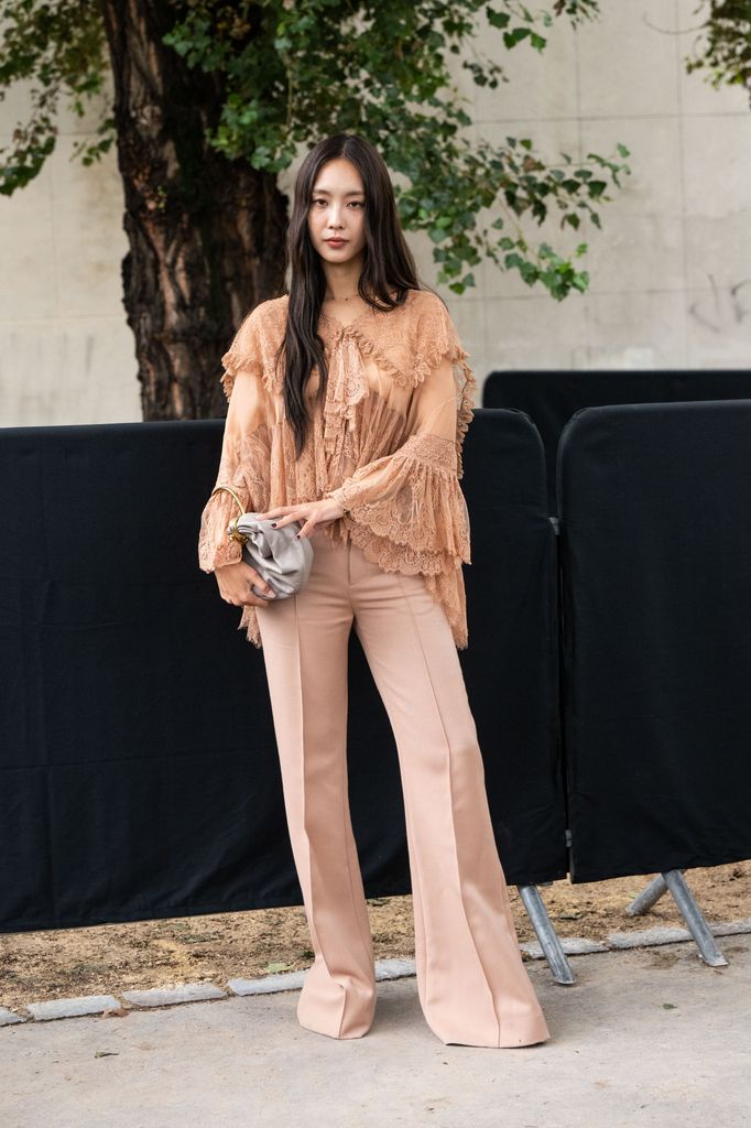 Cómo llevar las blusas bohemias que son tendencia en primavera 2025