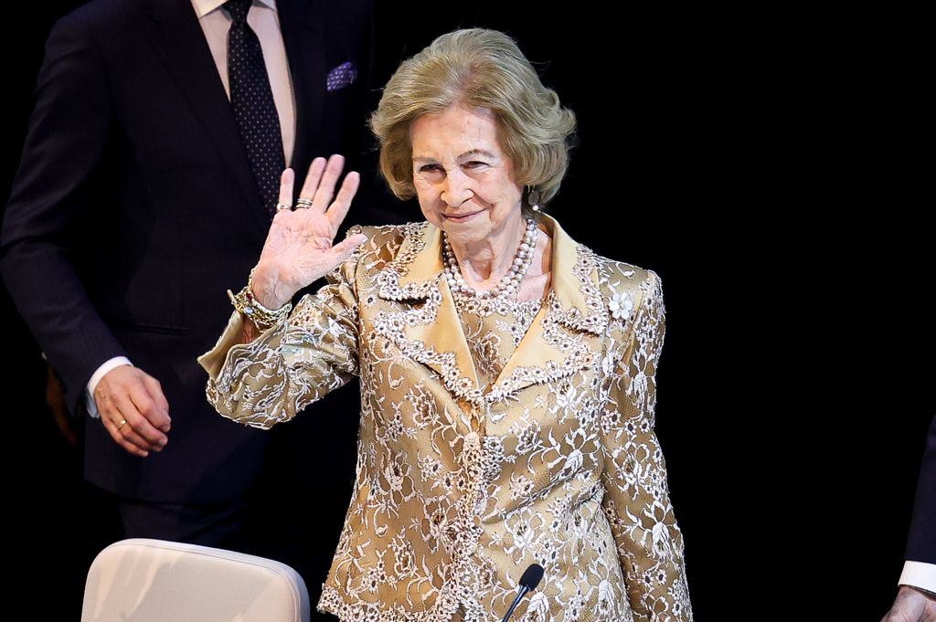 La Reina Sofía de España asiste al 40.º premio de pintura BMW y a un concierto benéfico en el Teatro Real el 3 de noviembre de 2025 en Madrid, España.