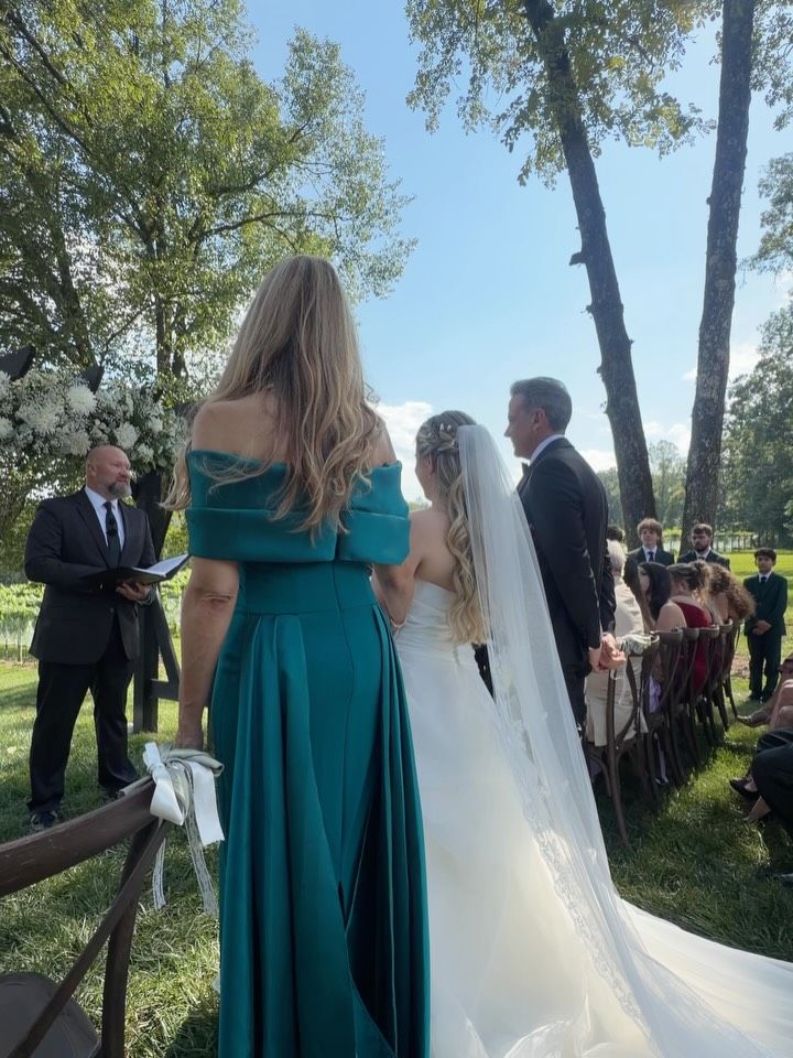 Karina Banda captó a Carlos Ponce y Verónica Rubio entregando a su hija en el altar.