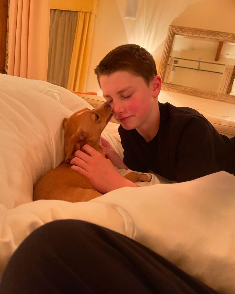 Benajmin Travolta con su perro