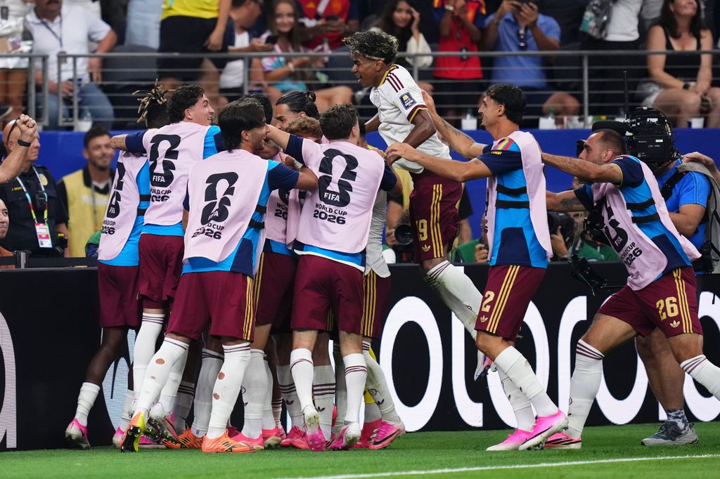 Los jugadores de La Roja celebrando su victoria ante Francia