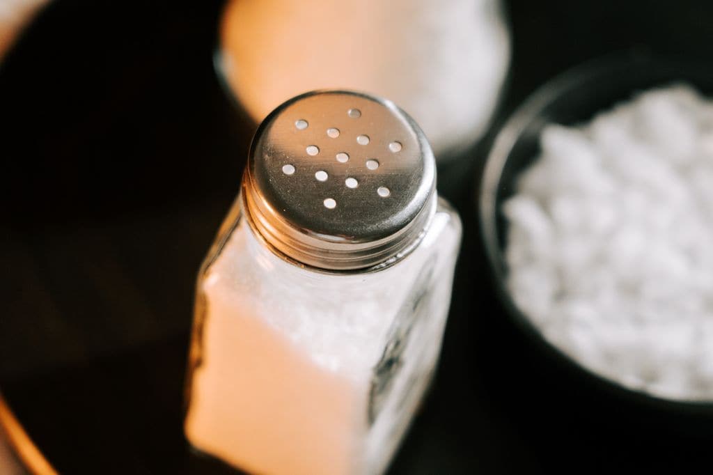 El tipo de sal (fina o gorda) se añade a los platos en diferentes momentos porque se disuelven y actúan de forma distinta.