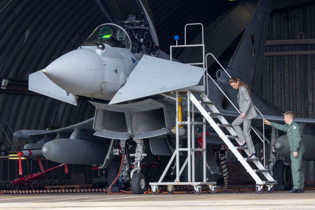 Kate mostró sus habilidades con los tacones en su visita a las instalaciones de la Real Fuerza Aérea Coningsby.