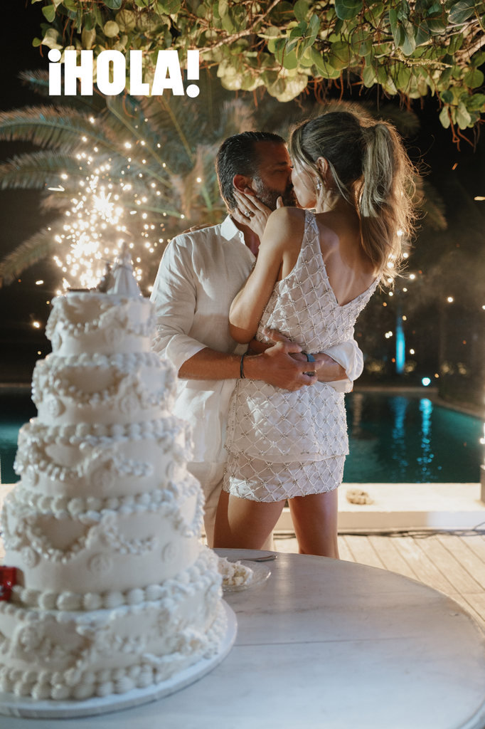 Durante el fin de semana de la boda, los recién casados cortaron dos pasteles elaborados por Sweet Stacy's Palm Beach.