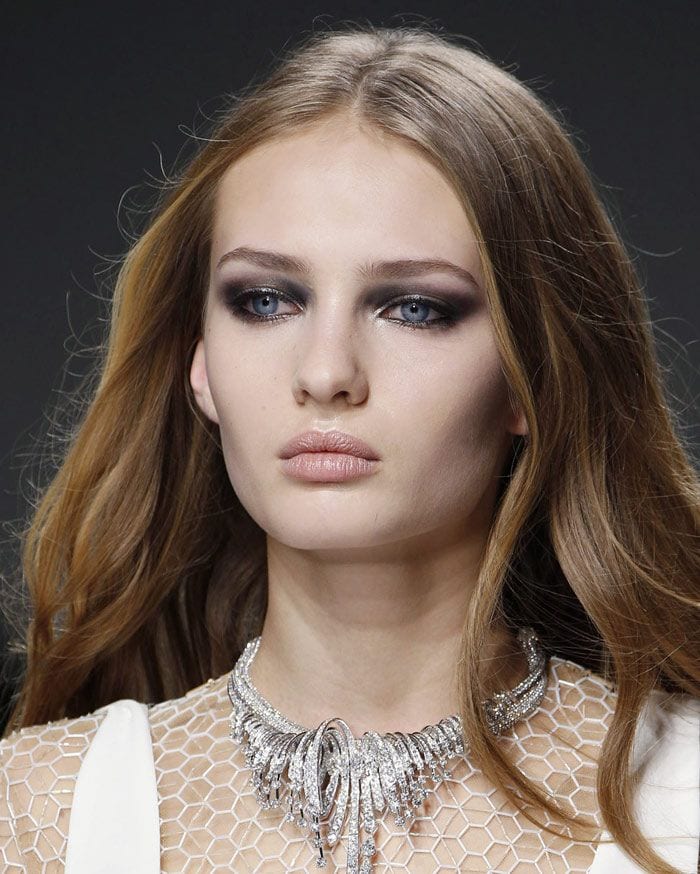 Los preciosos ojos ahumados de Versace
