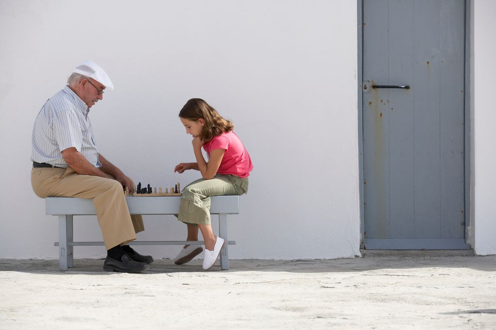 abuelo jugando al ajedrez con su nieta