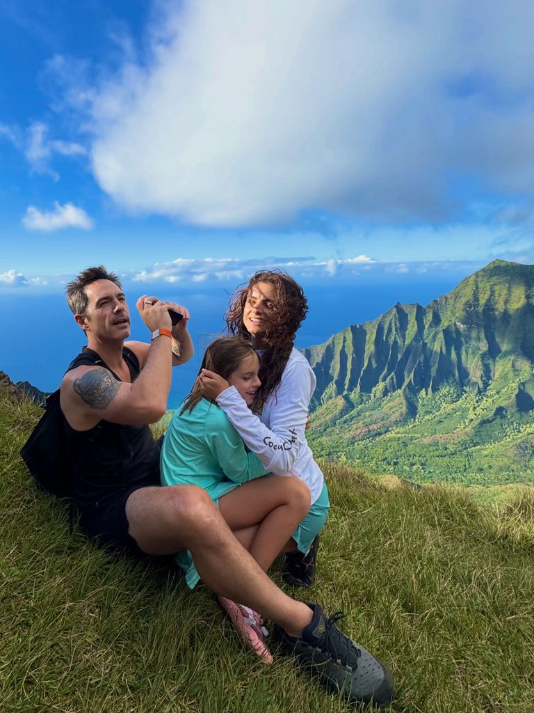 Mauricio Ochmann, Aislinn Derbez y su hija Kailani durante su viaje a Kauai, en Hawái.
