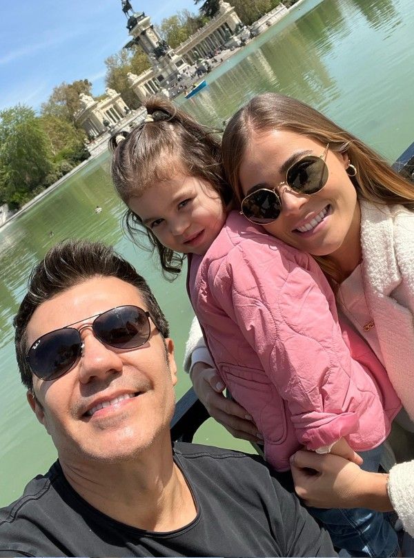 Adrián Uribe con su esposa e hija
