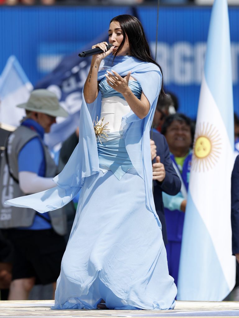 María Becerra cantando el himno de Argentina en la final del Mundial 2026