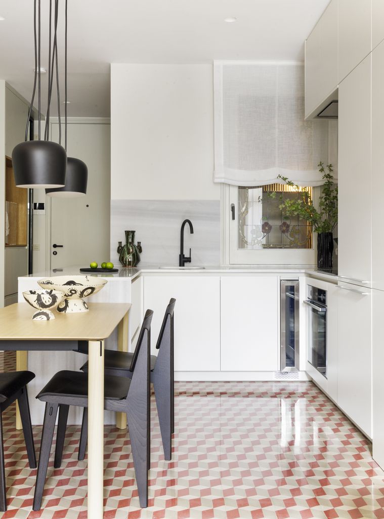 Cocina blanca con mosaico hidráulico original