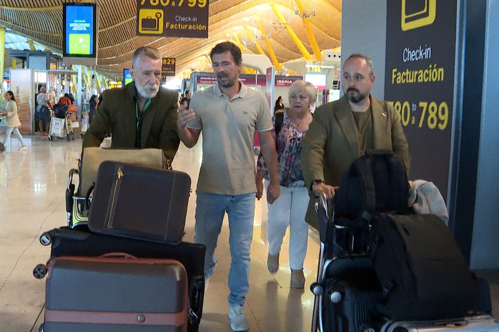 Rodolfo Sancho en el Aeropuerto Adolfo Suárez Madrid-Barajas junto a sus abogados a 24 de Agosto de 2024 en Madrid  