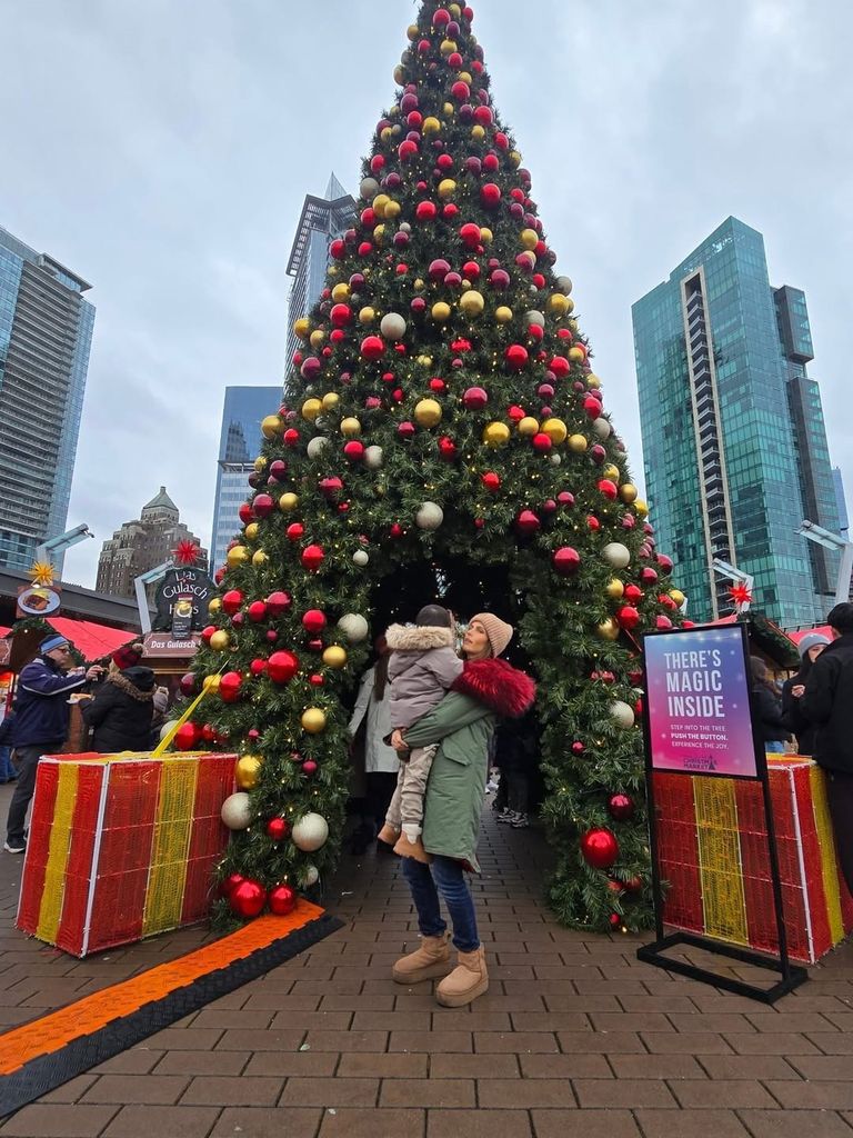 Claudia Álvarez y su hijo en Canadá.