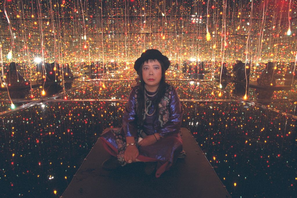 Kusama ingresó voluntariamente en un hospital psiquiátrico de Tokio en 1977 y continuó trabajando durante décadas en un estudio situado muy cerca del centro