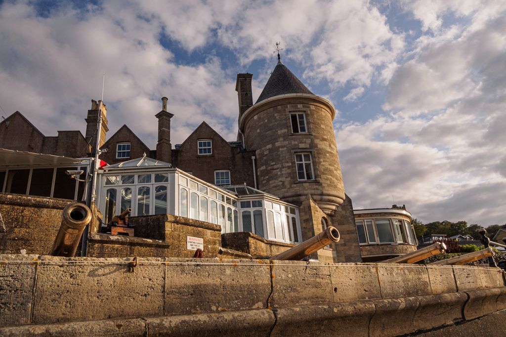 Los disparos de los cañones del castillo de Cowes anuncian la salida de las regatas, isla de Wight, Inglaterra