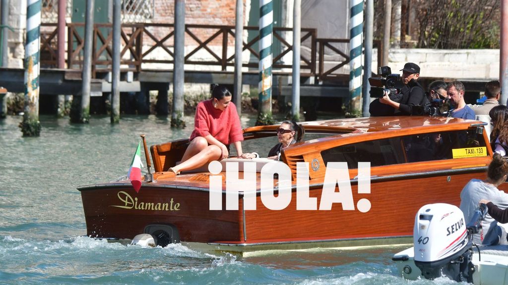 Alba, hablando con su abuela mientras pasea por los canales venecianos