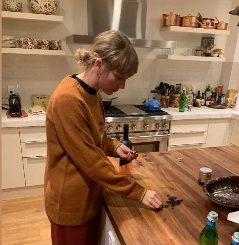 Taylor Swift cocinando en su casa.