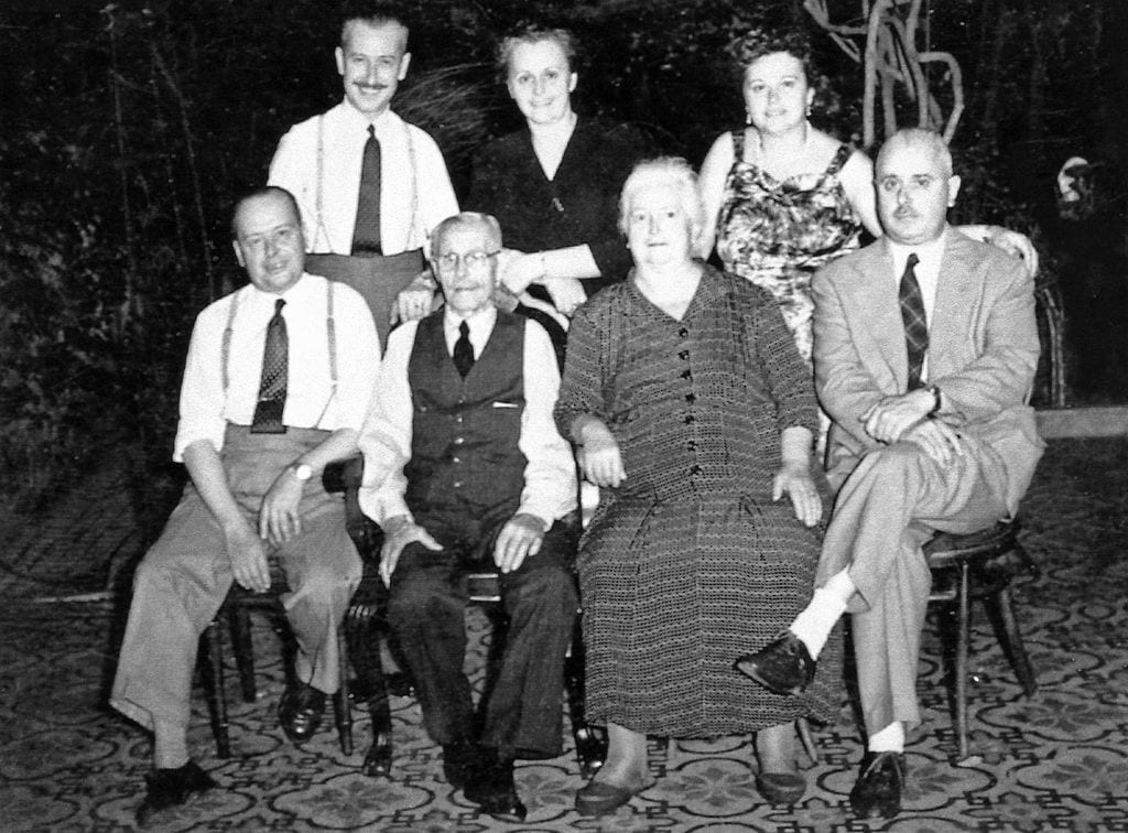 La familia materna de Jorge Mario Bergoglio: su tío Oscar Adrián Sívori, su madre Regina María Sívori, su tía Catalina Ester Sívori de Picchi, su tío Vicente Francisco Sívori, abuelo Francisco Sívori Sturla, abuela María de Gogna Sívori y tío Juan Luis Sívori. 