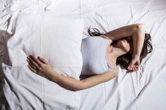 mujer desvelada en la cama