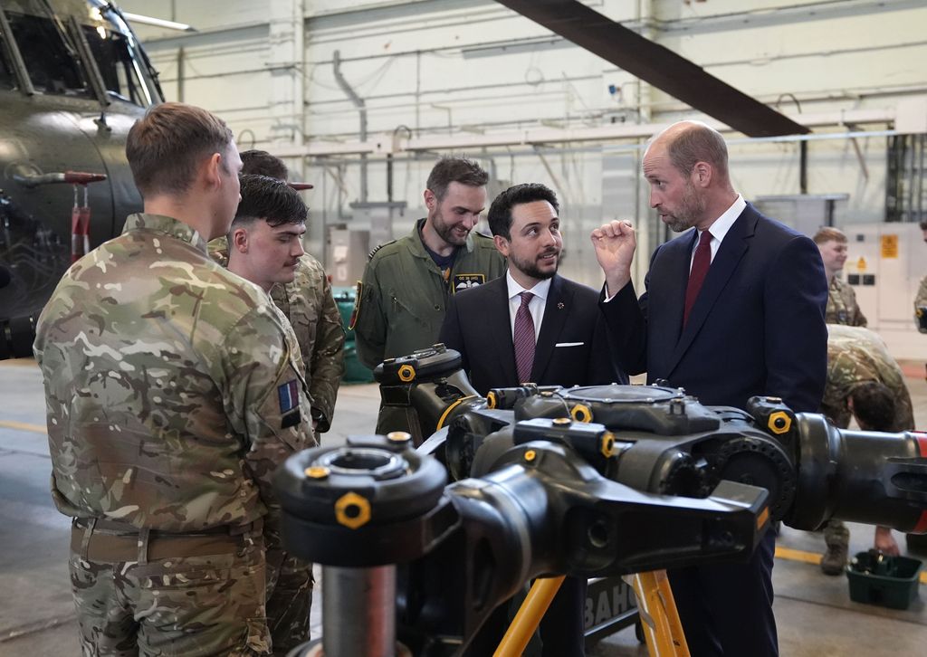 El príncipe Guillermo y el príncipe Hussein de Jordania en una basea aérea de Inglaterra 