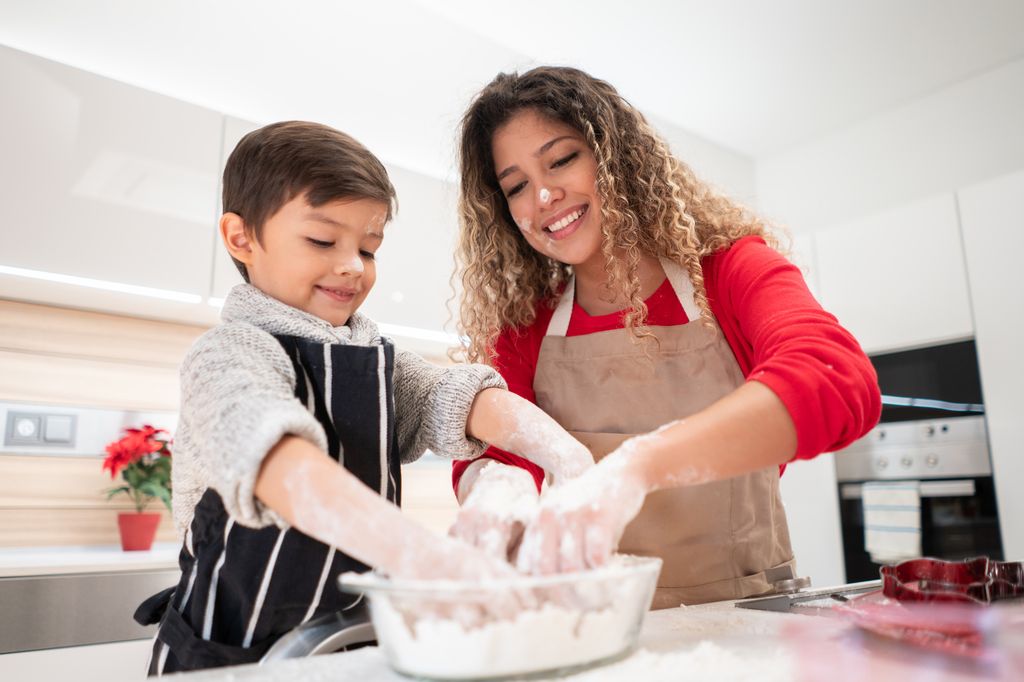 Involucrar a los pequeños en la cocina transforma la comida de una obligación a una experiencia