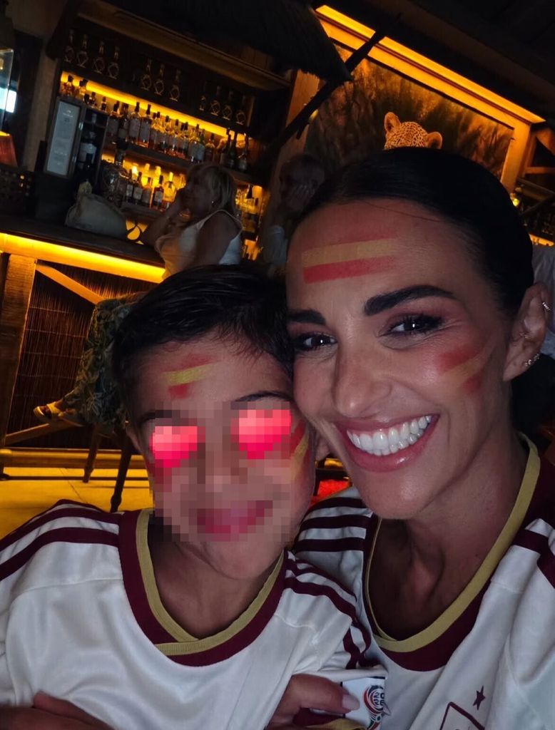 Paula celebrando la victoria con su pequeño
