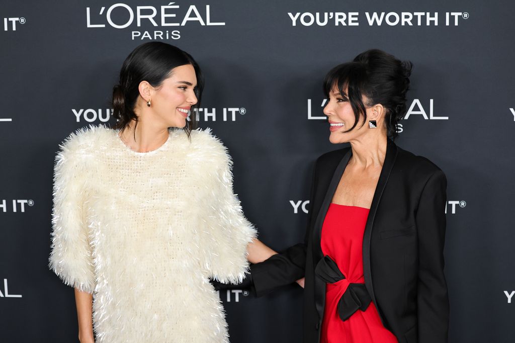Kendall posa con su madre en el evento de L'Oréal.
