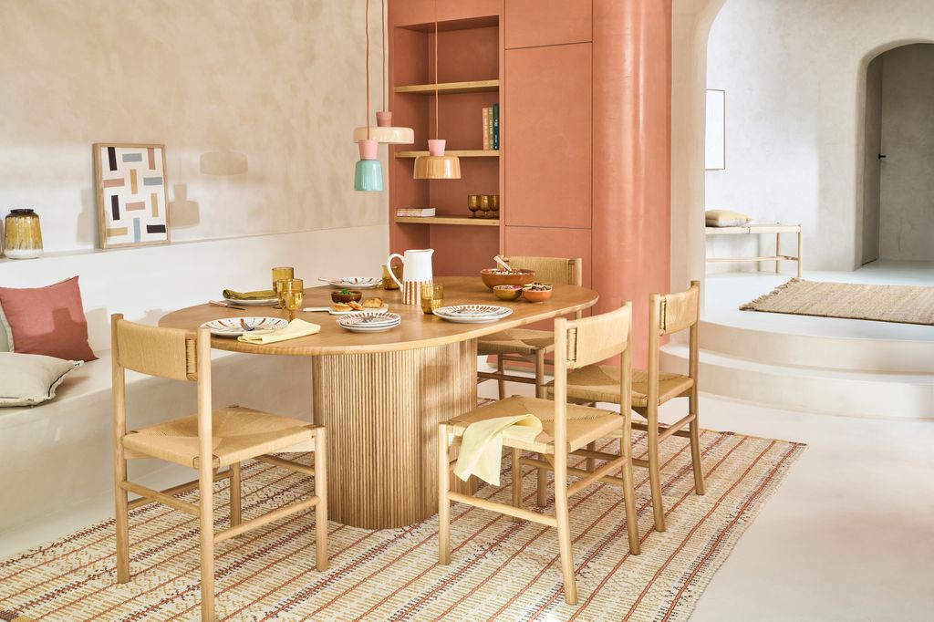 Comedor con mesa ovalada y sillas de madera