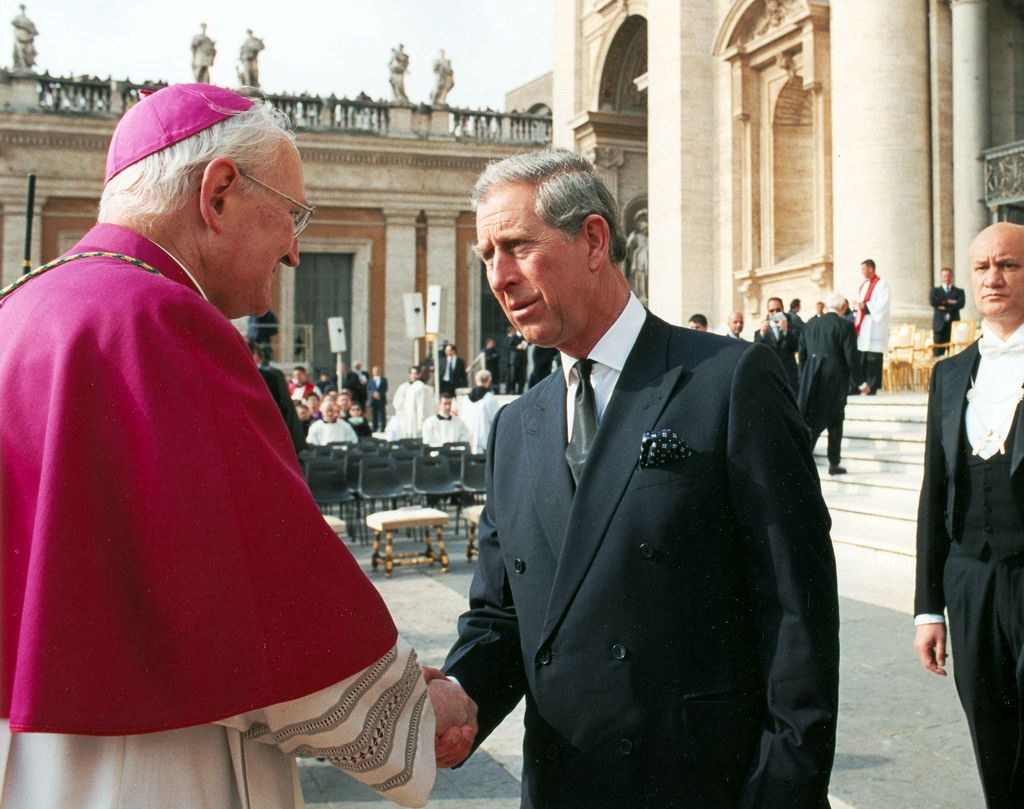 El arzobispo James Harvey saludando al entonces príncipe Carlos, en el marco de los funerales del Papa Juan Pablo II, el 8 de abril de 2005
