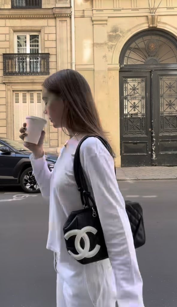 Alexandra de Hannover en París con look blanco con bailarinas y bolso Chanel