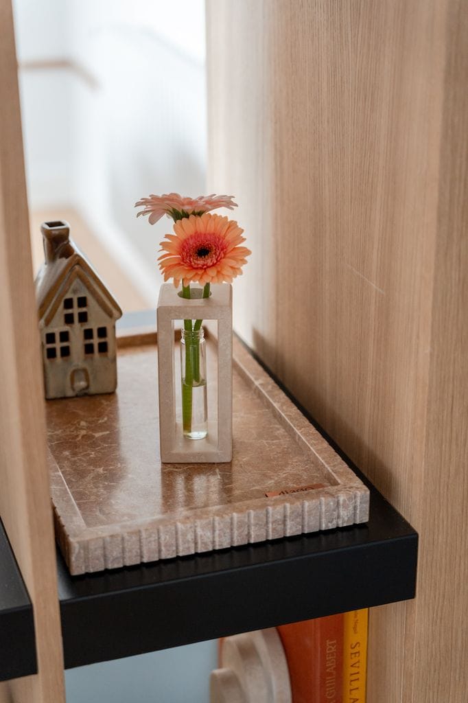 Florero de cristal en bandeja de mármol