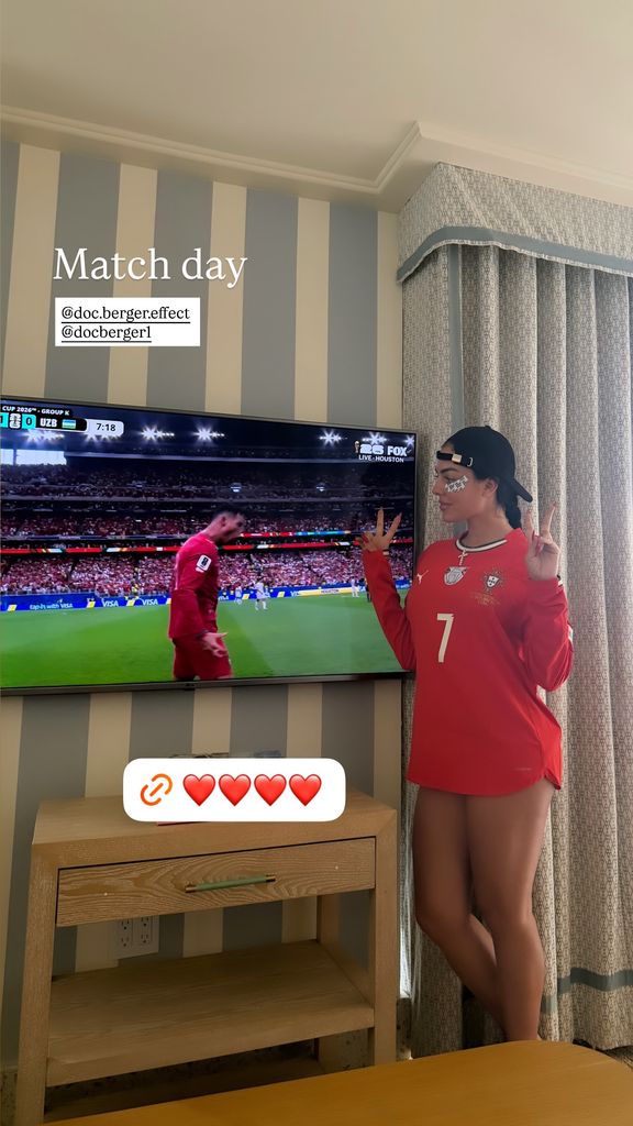 Georgina Rodríguez, atenta al partido en el que Cristiano Ronaldo anotó dos goles.