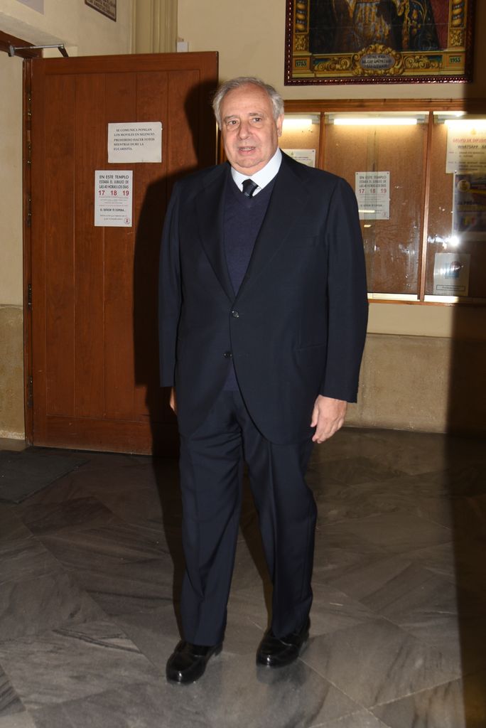 Plano entero de Fernando Martínez de Irujo llegando al evento