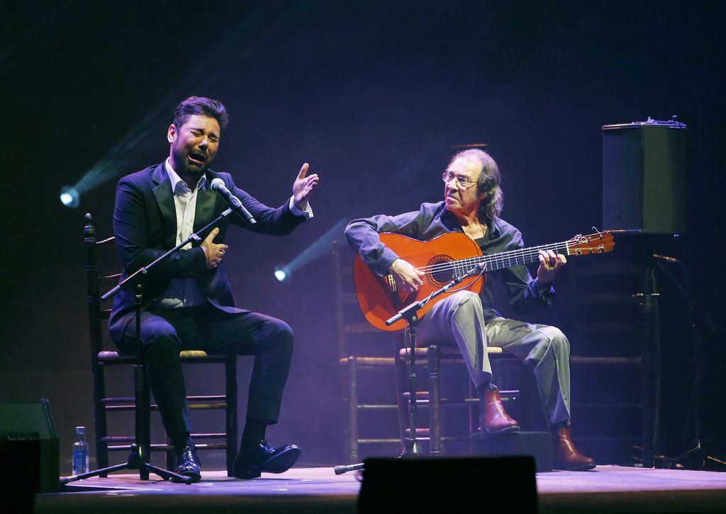 Miguel Poveda actuando junto a Pepe Habichuela durante el concierto "60 años de guitarra flamenca" en Madrid, en octubre de 2017