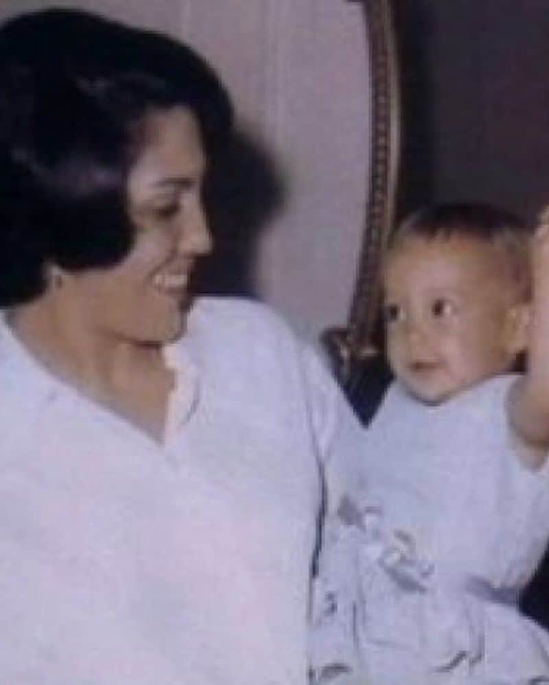 Una nostálgica foto de Jennifer Lopez en brazos de su mamá, Guadalupe Rodríguez.