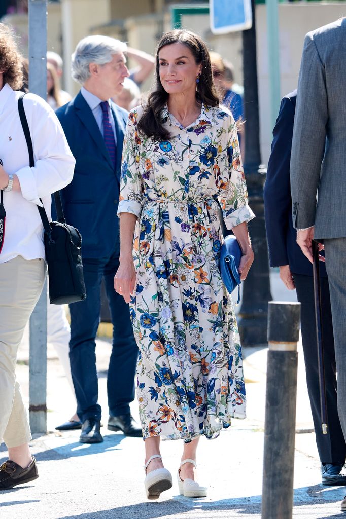 Reina Letizia con vestido camisero de flores y alpargatas de cuña en Guadalupe