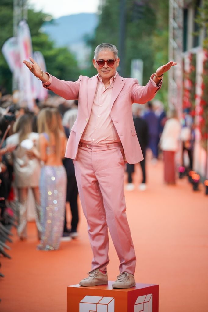 El escritor y presentador Boris Izaguirre posa en la alfombra naranja de la XVI edición del FesTVal, en el Palacio de Congresos de Europa, a 7 de septiembre de 2024 