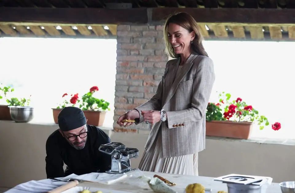 Un cocinero de la granja recogió rápidamente el asa del suelo