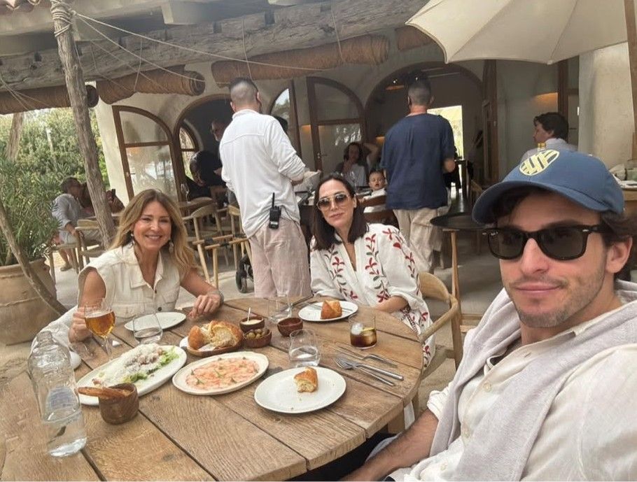 Tamara Falcó en Ibiza con un look blanco bohemio junto a Íñigo Onieva y su madre.