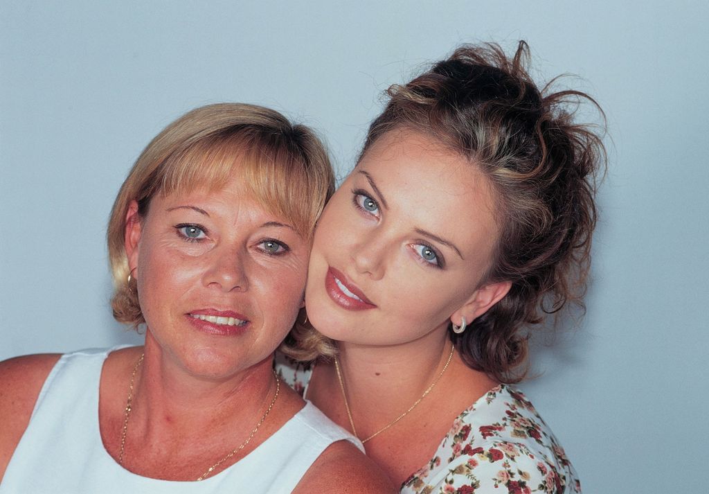 Charlize Theron con su madre, Gerda, en una foto tomada en Benoni, Sudáfrica, en abril de 1997.