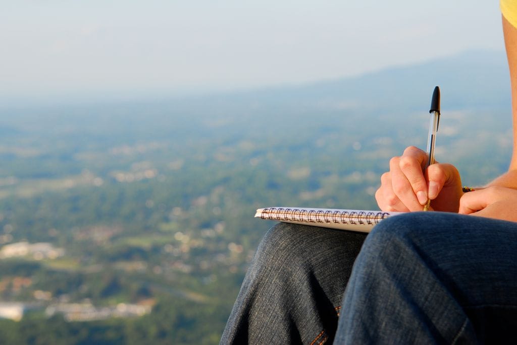 persona anotando en una libreta