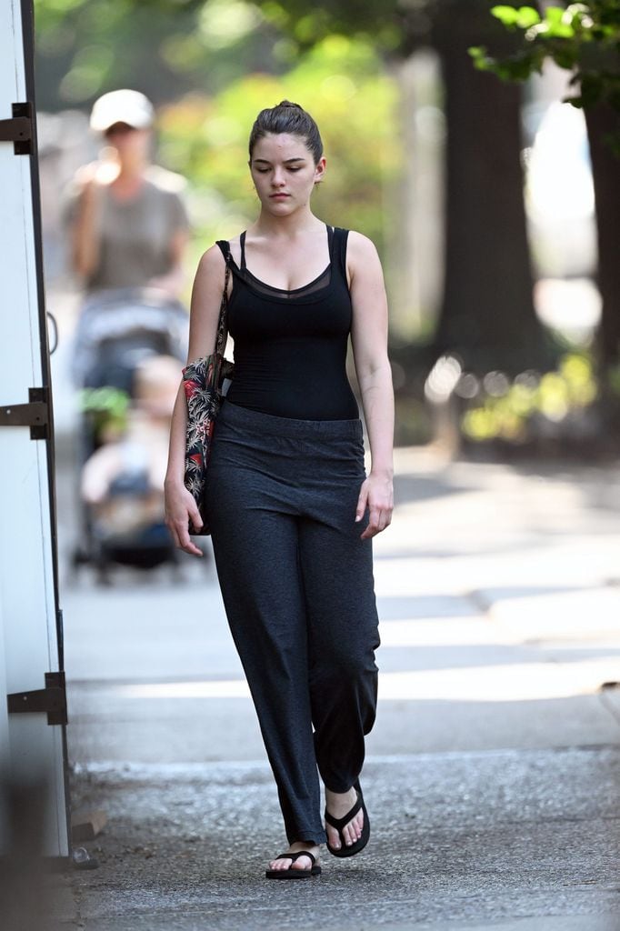 Suri Cruise en Nueva York con look negro y coleta alta