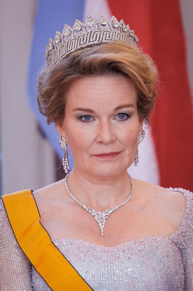 La reina Matilde junto a la Tiara de las Nueva Provincias